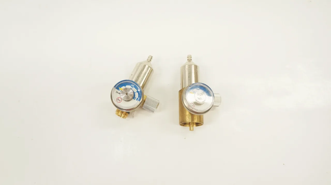 วาล์ว Span gas [ 6 ] Regulator with gauge and knob (0.5LPM) PN: 81-1051RK Model 715 เกลียวนอก OD 5/8